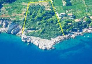 Spacious seafront land plot on Peljesac - construction of 1360 m2 is possible! 