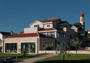 Huge estate of 3000 m2 with two luxury villas just 50 meters from the sea on Murter, Sibenik area 