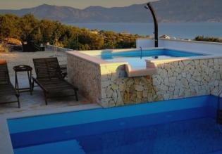 Villa with swimming pool and whirlpool in Supetar on Brac island 