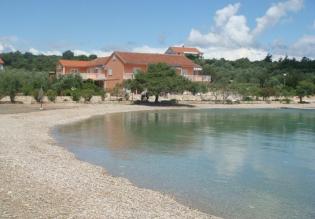 Außergewöhnliches Gebäude am Wasser auf Peljesac neben einem wunderschönen Strand auf 12.500 m². Land (1,2 ha) 