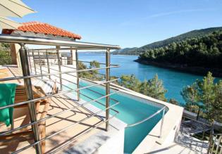 Schöne neu erbaute Villa am Wasser mit Swimmingpool und Liegeplatz in einer Robinson-ruhigen Bucht auf Korcula 