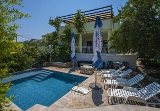Lovely villa for sale in Sutivan on Brac, with three apartments 