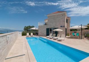 Beautiful Dalmatian style villa with swimming pool on Brac island 