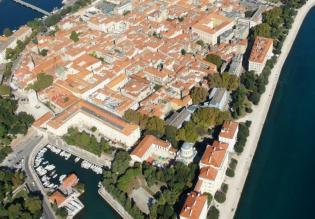 Excellent property in the historic centre of Zadar with a commercial space, 2 offices and a 3-bedroom apartment 