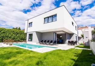 Two brand-new villas in Kastel Kambelovac with swimming pools for sale in a package 