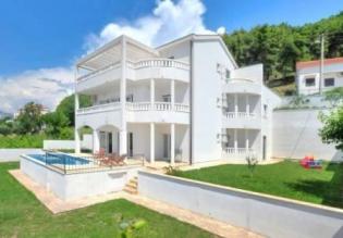 Solide Villa mit Pool und fantastischer Aussicht in Solin bei Split 