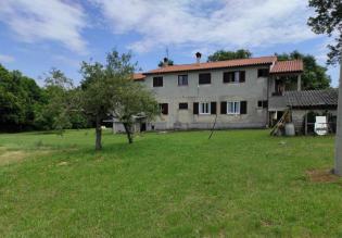 Large estate in Katoro area of Umag just 500 meters from the sea, land plot of 7357 sq.m. 