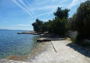 Haus mit 3 Wohnungen nur 70 Meter vom Meer entfernt in der Gegend von Zadar 