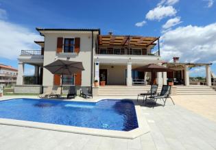 Villa with open sea view in popular Medulin just 200 meters from the sea 