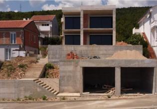 Außergewöhnliches Angebot - unvollständige Villa mit Pool und Garage in Klenovica mit atemberaubendem Meerblick 