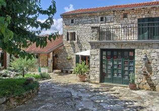 Renovated old stone house not far from Rovinj 
