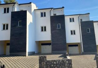 Newly built terraced house of 3 bedrooms + garage and garden in icici, Polajne! 