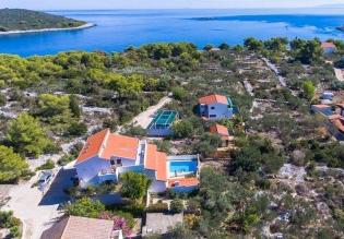 Self-standing property with swimming pool and 5 apartments on Solta just 100 meters from the sea 