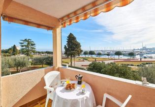 Several apartments on first row to the sea in Umag 