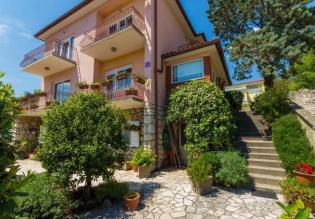 Haus mit Garage und Gästeapartment in Novi Vinodolski nur 350 Meter vom Meer entfernt - sehr guter Preis! 