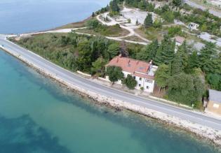Уникальная недвижимость на берегу моря в ANTENAL в Новиграде - всего в 10 м от моря! 