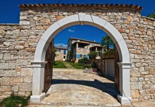 Beautiful estate of two renovated stone villas with swimming pool in Tinjan 