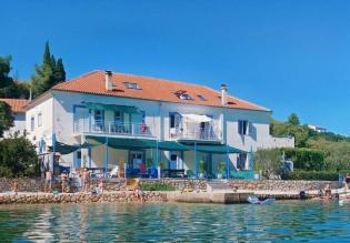 Erstaunliche 5-Zimmer-Wohnung in der ersten Meereslinie in der Gegend von Zadar, direkt gegenüber von Yachtliegeplätzen 