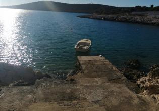 Ideally isolated seafront villa in Sevid with private pier! 