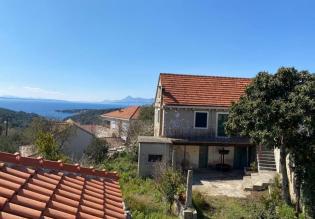 Zwei Häuser zur Modernisierung in Selca, Brac mit Meerblick 