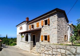 Renovated stone house in Icici with authentic elements, ca. 800 meters from the sea 