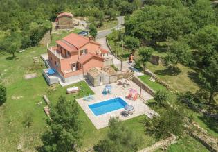 Low-priced villa with swimming pool and enchanting view of green areas. A rarity on the market! 