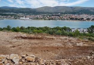 Grundstück auf Ciovo mit Baugenehmigung für eine neue moderne Villa, nur 170 Meter vom Wasser entfernt 