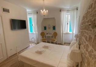 Apartment and gallery in the old town of mega-popular Rovinj, just 100 meters from the sea 