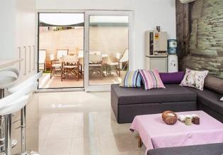One-bedroom apartment with a 37 sqm garden and a parking spot in Hvar 