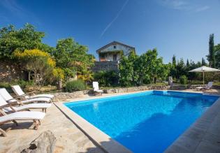 Jedinečná usedlost na Krku v Bajcici se dvěma kamennými domy, bazénem a zahradou 3000 m2. 