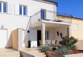 House for sale in Novigrad with sea views and jacuzzi 