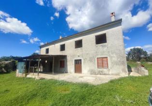 Anwesen von 9300 qm. mit zwei renovierungsbedürftigen Häusern in Svetvinčenat 