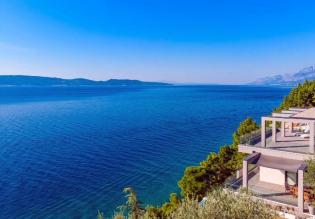 Städtisches Land nur 50 Meter vom Meer entfernt an der Riviera von Omis, neben wunderschönen Stränden 