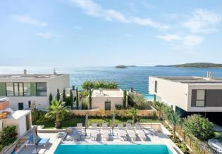 Luxury palazzo in Rogoznica on the second line to the sea 