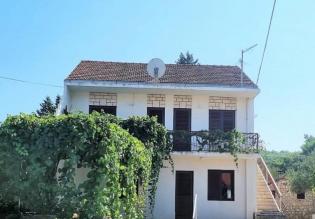 Quality house just 120 meters from the sea, with a large garden and parking in North-West part of Hvar 