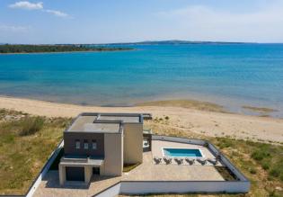 Neu gebaute, moderne 5-Sterne-Villa direkt am Sandstrand in der Gegend von Zadar 
