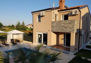 Villa with swimming pool in Funtana less than 1 km from the beach, with sea views 