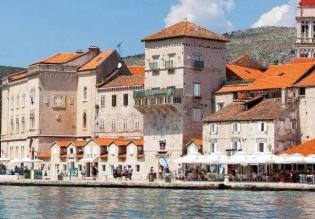 Stone house for sale in Medieval Trogir just 60 meters from the sea 